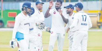 എം.ഡി.നിധീഷിനൊപ്പം സഹതാരങ്ങള്‍ വിക്കറ്റ് നേട്ടം ആഘോഷിക്കുന്നു