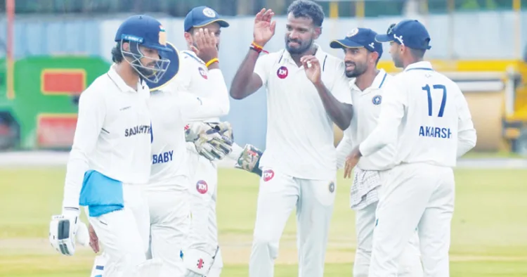 എം.ഡി.നിധീഷിനൊപ്പം സഹതാരങ്ങള്‍ വിക്കറ്റ് നേട്ടം ആഘോഷിക്കുന്നു