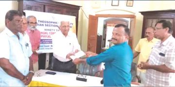 വയനാട് ദുരിതാശ്വാസനിധിയിലേക്ക് സഹായധനം തിയോസഫിക്കല്‍ സൊസൈറ്റി ഇന്ത്യന്‍ സെക്ഷന്‍ പ്രസിഡന്റ് പ്രദീപ്. എച്ച്. ഗോഹില്‍ ദേശീയ സേവാഭാരതി വയനാട് ജില്ലാ ജനറല്‍ സെക്രട്ടറി വി.എ. സുരേഷിന് കൈമാറുന്നു