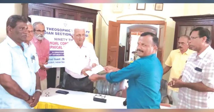 വയനാട് ദുരിതാശ്വാസനിധിയിലേക്ക് സഹായധനം തിയോസഫിക്കല്‍ സൊസൈറ്റി ഇന്ത്യന്‍ സെക്ഷന്‍ പ്രസിഡന്റ് പ്രദീപ്. എച്ച്. ഗോഹില്‍ ദേശീയ സേവാഭാരതി വയനാട് ജില്ലാ ജനറല്‍ സെക്രട്ടറി വി.എ. സുരേഷിന് കൈമാറുന്നു