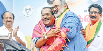 ബിജെപി തിരുവനന്തപുരം സിറ്റി ജില്ലാ അധ്യക്ഷന്‍ നയിച്ച വികസിത അനന്തപുരി സന്ദേശയാത്രയുടെ ഉദ്ഘാടന ചടങ്ങിലെത്തിയ പ്രമുഖ സാഹിത്യകാരന്‍ ഡോ. ജോര്‍ജ് ഓണക്കൂറിനെ പാര്‍ട്ടി സംസ്ഥാന അധ്യക്ഷന്‍ രാജീവ് ചന്ദ്രശേഖര്‍ ആദരിച്ചപ്പോള്‍. ബിജെപി സംസ്ഥാന വൈസ്പ്രസിഡന്റ് കെ. സോമന്‍, തമ്പാനൂര്‍ വാര്‍ഡിലെ ബിജെപി സ്ഥാനാര്‍ത്ഥി തമ്പാനൂര്‍ സതീഷ് എന്നിവര്‍ സമീപം