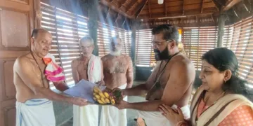 തോട്ടുവയില്‍ ഭദ്രകാളീക്ഷേത്രനിര്‍മാണത്തിനുള്ള ഭൂമിയുടെ റവന്യൂരേഖകള്‍ ധന്വന്തരിമൂര്‍ത്തിക്ഷേത്രം ട്രസ്റ്റിന് പാഞ്ചക്കാട്ട്മഠം അഡ്വ. ജയറാം സുബ്രഹ്‌മണിയും ഭാര്യ സൗമ്യലക്ഷ്മിയും ചേര്‍ന്ന് കൈമാറുന്നു