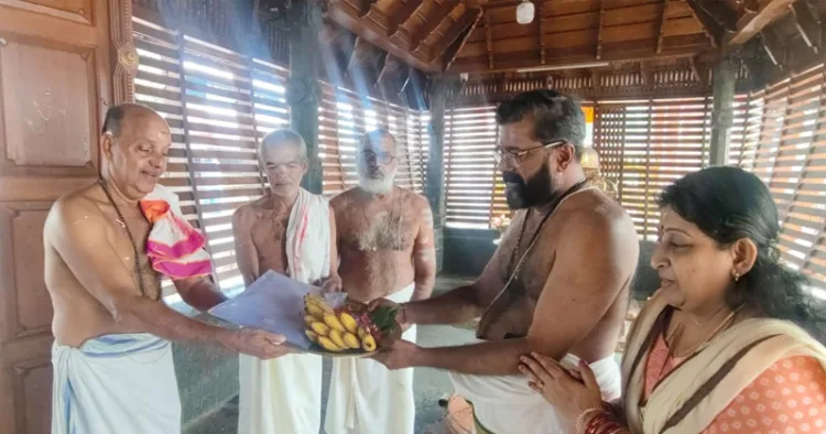 തോട്ടുവയില്‍ ഭദ്രകാളീക്ഷേത്രനിര്‍മാണത്തിനുള്ള ഭൂമിയുടെ റവന്യൂരേഖകള്‍ ധന്വന്തരിമൂര്‍ത്തിക്ഷേത്രം ട്രസ്റ്റിന് പാഞ്ചക്കാട്ട്മഠം അഡ്വ. ജയറാം സുബ്രഹ്‌മണിയും ഭാര്യ സൗമ്യലക്ഷ്മിയും ചേര്‍ന്ന് കൈമാറുന്നു