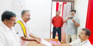 കുഞ്ഞിമംഗലം പഞ്ചായത്ത് ഒന്നാം വാര്‍ഡില്‍ പത്മരാജന്‍ പത്രിക സമര്‍പ്പിക്കുന്നു