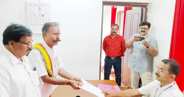 കുഞ്ഞിമംഗലം പഞ്ചായത്ത് ഒന്നാം വാര്‍ഡില്‍ പത്മരാജന്‍ പത്രിക സമര്‍പ്പിക്കുന്നു