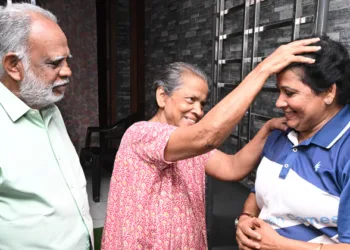 പ്രചരണത്തിനിടെ പത്മിനി തോമസിനെ വീട്ടമ്മ അനുഗ്രഹിക്കുന്നു
