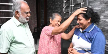 പ്രചരണത്തിനിടെ പത്മിനി തോമസിനെ വീട്ടമ്മ അനുഗ്രഹിക്കുന്നു