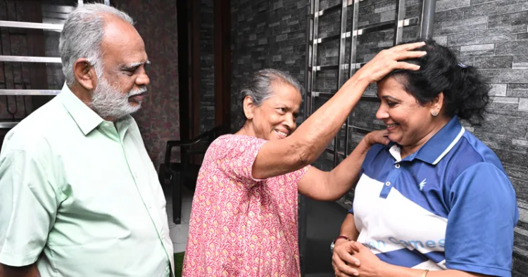 പ്രചരണത്തിനിടെ പത്മിനി തോമസിനെ വീട്ടമ്മ അനുഗ്രഹിക്കുന്നു