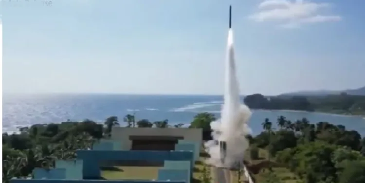 ഇന്ത്യ നല്‍കിയ ബ്രഹ്മോസ് മിസൈല്‍ തെക്കന്‍ ചൈന കടലിലേക്ക് പായിക്കുന്ന ഫിലിപ്പൈന്‍സ് സൈനികര്‍. ഇന്ത്യ 3300 കോടി രൂപയ്ക്ക് മൂന്ന് ബ്രഹ്മോസ് മിസൈല്‍ ബാറ്ററിയാണ് ഫിലിപ്പൈന്‍സിന് നല്‍കിയത്.