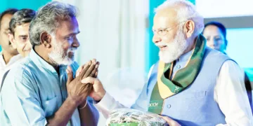 കോയമ്പത്തൂരില്‍ പ്രകൃതി കൃഷി ഉച്ചകോടി 2025ന്റെ ഉദ്ഘാടന വേദിയിലെത്തിയ കര്‍ഷകന്‍ പ്രധാനമന്ത്രി നരേന്ദ്ര മോദിക്ക് ഉപഹാരം സമര്‍പ്പിച്ചപ്പോള്‍