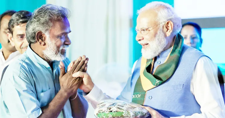 കോയമ്പത്തൂരില്‍ പ്രകൃതി കൃഷി ഉച്ചകോടി 2025ന്റെ ഉദ്ഘാടന വേദിയിലെത്തിയ കര്‍ഷകന്‍ പ്രധാനമന്ത്രി നരേന്ദ്ര മോദിക്ക് ഉപഹാരം സമര്‍പ്പിച്ചപ്പോള്‍