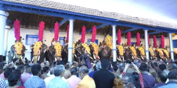 തൃപ്പൂണിത്തുറ ശ്രീപൂര്‍ണത്രയീശന്റെ വൃശ്ചികോത്സവ കൊടിയേറ്റിനോടനുബന്ധിച്ച് ഇന്നലെ നടന്ന 15 ആനകളുടെ എഴുന്നള്ളത്ത്‌