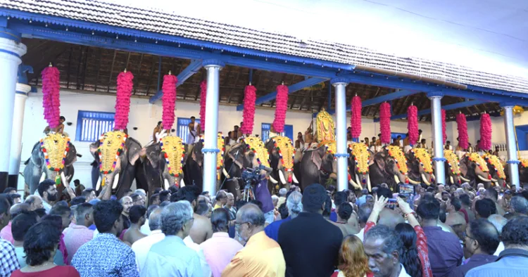 തൃപ്പൂണിത്തുറ ശ്രീപൂര്‍ണത്രയീശന്റെ വൃശ്ചികോത്സവ കൊടിയേറ്റിനോടനുബന്ധിച്ച് ഇന്നലെ നടന്ന 15 ആനകളുടെ എഴുന്നള്ളത്ത്‌