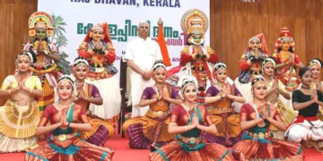 കേരളപ്പിറവി ദിനത്തില്‍ രാജ്ഭവനില്‍ കലാപരിപാടികള്‍ അവതരിപ്പിച്ച കലാകാരന്‍മാരോടൊപ്പം ഗവര്‍ണര്‍ രാജേന്ദ്ര വിശ്വനാഥ് ആര്‍ലേക്കര്‍