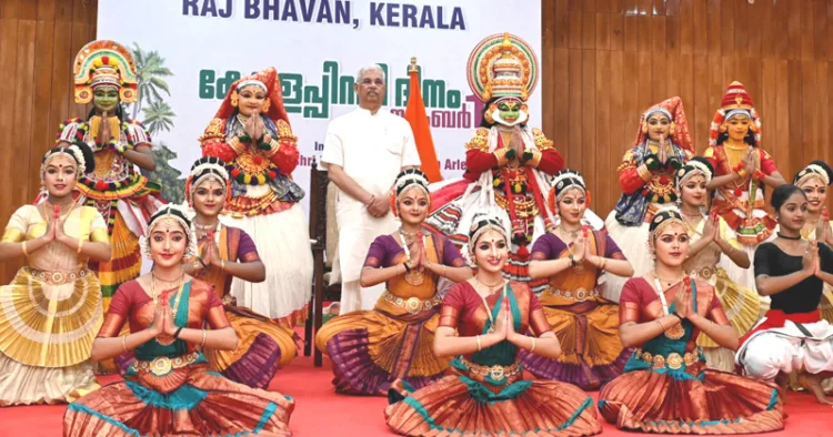 കേരളപ്പിറവി ദിനത്തില്‍ രാജ്ഭവനില്‍ കലാപരിപാടികള്‍ അവതരിപ്പിച്ച കലാകാരന്‍മാരോടൊപ്പം ഗവര്‍ണര്‍ രാജേന്ദ്ര വിശ്വനാഥ് ആര്‍ലേക്കര്‍