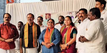 ആര്‍.സി.രജനി ദേവിയെ ജില്ലാ പ്രസിഡന്റ് എം.എല്‍.അശ്വിനി ബിജെപിയിലേക്ക് സ്വീകരിച്ചപ്പോള്‍