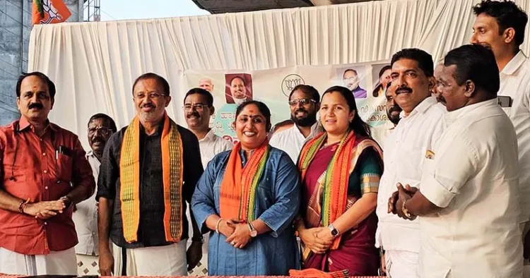 ആര്‍.സി.രജനി ദേവിയെ ജില്ലാ പ്രസിഡന്റ് എം.എല്‍.അശ്വിനി ബിജെപിയിലേക്ക് സ്വീകരിച്ചപ്പോള്‍