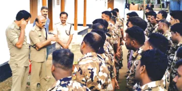 തിരക്ക് നിയന്ത്രണത്തിന് സന്നിധാനത്തെത്തിയ ഇന്ത്യന്‍ റിസര്‍വ് ബറ്റാലിയന്‍ സേനാംഗങ്ങള്‍ക്ക് നിര്‍ദേശങ്ങള്‍ നല്‍കുന്ന മേലുദ്യോഗസ്ഥര്‍