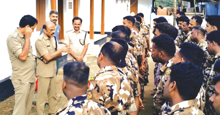 തിരക്ക് നിയന്ത്രണത്തിന് സന്നിധാനത്തെത്തിയ ഇന്ത്യന്‍ റിസര്‍വ് ബറ്റാലിയന്‍ സേനാംഗങ്ങള്‍ക്ക് നിര്‍ദേശങ്ങള്‍ നല്‍കുന്ന മേലുദ്യോഗസ്ഥര്‍