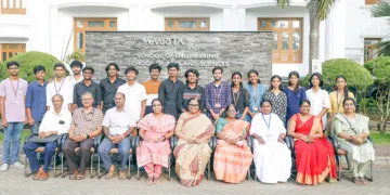 റോബോഫെസ്റ്റ്-ഗുജറാത്ത് 5.ഒ- യില്‍ വിജയം നേടിയ വിദ്യാര്‍ത്ഥികള്‍ അദ്ധ്യാപകരോടൊപ്പം