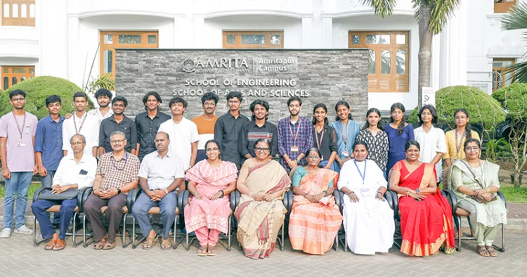 റോബോഫെസ്റ്റ്-ഗുജറാത്ത് 5.ഒ- യില്‍ വിജയം നേടിയ വിദ്യാര്‍ത്ഥികള്‍ അദ്ധ്യാപകരോടൊപ്പം