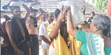 നിയുക്ത ശബരിമല മേല്‍ശാന്തി ഏര്‍ന്നോര് പ്രസാദ് നമ്പൂതിരിക്ക് ഭാര്യാമാതാവ് ദേവകി അന്തര്‍ജനം ഇരുമുടിക്കെട്ട് ഏറ്റിക്കൊടുക്കുന്നു