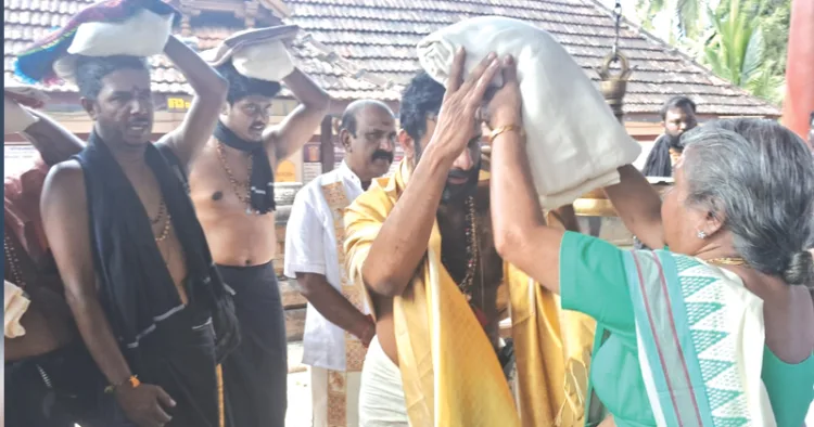 നിയുക്ത ശബരിമല മേല്‍ശാന്തി ഏര്‍ന്നോര് പ്രസാദ് നമ്പൂതിരിക്ക് ഭാര്യാമാതാവ് ദേവകി അന്തര്‍ജനം ഇരുമുടിക്കെട്ട് ഏറ്റിക്കൊടുക്കുന്നു