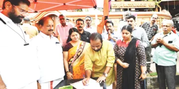 ശബരിമലയെ സംരക്ഷിക്കണമെന്നാവശ്യപ്പെട്ട് ബിജെപിയുടെ ആഭിമുഖ്യത്തില്‍ നടക്കുന്ന ഒരുകോടി ഒപ്പ് ശേഖരണത്തിന്റെ ഉദ്ഘാടനം തിരുവനന്തപുരം പഴവങ്ങാടി മഹാഗണപതി ക്ഷേത്രത്തിനു മുന്നില്‍ സംസ്ഥാന ജനറല്‍ സെക്രട്ടറി അഡ്വ. എസ്. സുരേഷ് ഉദ്ഘാടനം ചെയ്യുന്നു