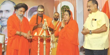 നാസിക്കില്‍ നടന്ന ഹൈന്ദവം 25 ഹിന്ദുമത സമ്മേളനം സ്വാമി ശക്തി ശാന്താനന്ദ മഹര്‍ഷി ഉദ്ഘാടനം ചെയ്യുന്നു. മഹാമണ്ഡലേശ്വര്‍ സ്വാമി ആനന്ദവനം ഭാരതി, സ്വാമിനി ദേവി മാതാ, കെ. ബി. ഉത്തംകുമാര്‍ തുടങ്ങിയവര്‍ സമീപം