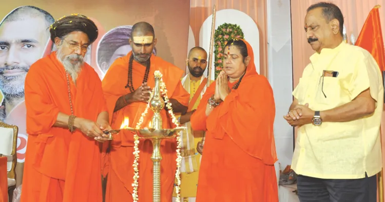 നാസിക്കില്‍ നടന്ന ഹൈന്ദവം 25 ഹിന്ദുമത സമ്മേളനം സ്വാമി ശക്തി ശാന്താനന്ദ മഹര്‍ഷി ഉദ്ഘാടനം ചെയ്യുന്നു. മഹാമണ്ഡലേശ്വര്‍ സ്വാമി ആനന്ദവനം ഭാരതി, സ്വാമിനി ദേവി മാതാ, കെ. ബി. ഉത്തംകുമാര്‍ തുടങ്ങിയവര്‍ സമീപം