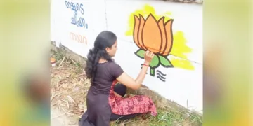 മാന്നാര്‍ ഗ്രാമപഞ്ചായത്ത് പതിനൊന്നാം വാര്‍ഡില്‍
ബിജെപി സ്ഥാനാര്‍ത്ഥി സന്ധ്യ ഹരികുമാറിനു വേണ്ടി മകള്‍ അഞ്ജലി ചുവരെഴുതുന്നു