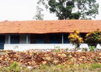 കുമ്പഴത്തോട്ടത്തിലെ പോളിങ് സ്റ്റേഷന്‍ പ്രവര്‍ത്തിക്കുന്ന തമിഴ് സ്‌കൂള്‍