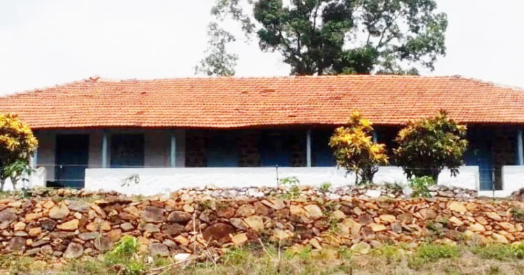 കുമ്പഴത്തോട്ടത്തിലെ പോളിങ് സ്റ്റേഷന്‍ പ്രവര്‍ത്തിക്കുന്ന തമിഴ് സ്‌കൂള്‍