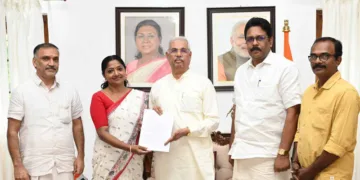 കേരള സര്‍വകലാശാല ആസ്ഥാനത്തുണ്ടായ അക്രമ പ്രവര്‍ത്തനങ്ങള്‍ സംബന്ധിച്ച് സിന്‍ഡിക്കേറ്റംഗങ്ങളായ ഡോ. വിനോദ് കുമാര്‍.ടി.ജി.നായര്‍, പി.എസ്.ഗോപകുമാര്‍, സെനറ്റംഗങ്ങളായ ഡോ. മിനി വേണുഗോപാല്‍, സജി കമല എന്നിവര്‍ ചാന്‍സിലര്‍ കൂടിയായ ഗവര്‍ണര്‍ രാജേന്ദ്ര വിശ്വനാഥ് ആര്‍ലേക്കറിന് നിവേദനം നല്‍കുന്നു