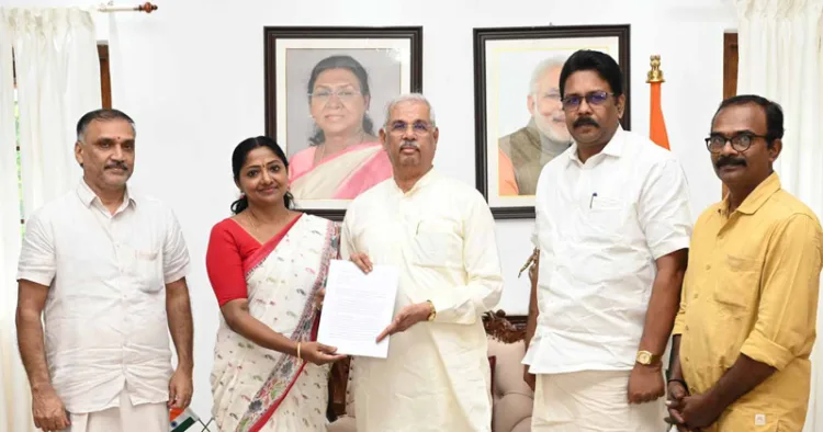 കേരള സര്‍വകലാശാല ആസ്ഥാനത്തുണ്ടായ അക്രമ പ്രവര്‍ത്തനങ്ങള്‍ സംബന്ധിച്ച് സിന്‍ഡിക്കേറ്റംഗങ്ങളായ ഡോ. വിനോദ് കുമാര്‍.ടി.ജി.നായര്‍, പി.എസ്.ഗോപകുമാര്‍, സെനറ്റംഗങ്ങളായ ഡോ. മിനി വേണുഗോപാല്‍, സജി കമല എന്നിവര്‍ ചാന്‍സിലര്‍ കൂടിയായ ഗവര്‍ണര്‍ രാജേന്ദ്ര വിശ്വനാഥ് ആര്‍ലേക്കറിന് നിവേദനം നല്‍കുന്നു