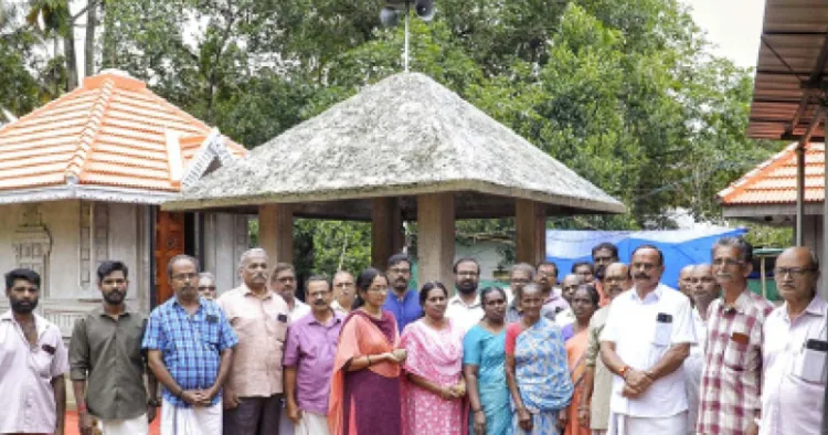 എസ്ഡിപിഐ ഭീഷണിയെ തുടര്‍ന്ന് നഗരസഭ ഗേറ്റിട്ട് വഴിയടച്ച ശിവപുരം ക്ഷേത്രത്തില്‍ ഹിന്ദു ഐക്യവേദി, ക്ഷേത്ര സംരക്ഷണ സമിതി നേതാക്കള്‍ സന്ദര്‍ശനം നടത്തിയപ്പോള്‍