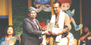 കേന്ദ്ര സാഹിത്യ അക്കാദമി ബാലസാഹിത്യ പുരസ്‌കാരം ശ്രീജിത്ത് മൂത്തേടത്തിന് അക്കാദമി പ്രസിഡന്റ് മാധവ് കൗശിക് ന്യൂദല്‍ഹിയില്‍ നടന്ന ചടങ്ങില്‍ സമ്മാനിച്ചപ്പോള്‍