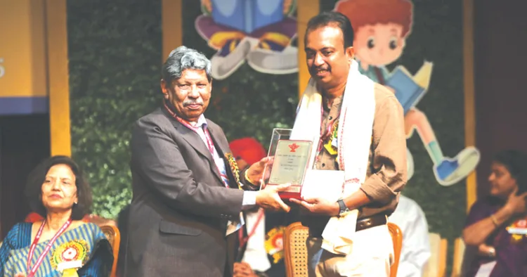 കേന്ദ്ര സാഹിത്യ അക്കാദമി ബാലസാഹിത്യ പുരസ്‌കാരം ശ്രീജിത്ത് മൂത്തേടത്തിന് അക്കാദമി പ്രസിഡന്റ് മാധവ് കൗശിക് ന്യൂദല്‍ഹിയില്‍ നടന്ന ചടങ്ങില്‍ സമ്മാനിച്ചപ്പോള്‍