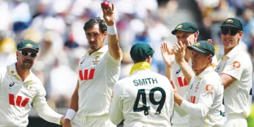 ഓസീസ് പേസര്‍ മിച്ചല്‍ സ്റ്റാര്‍ക് സഹതാരങ്ങള്‍ക്കൊപ്പം വിക്കറ്റ് നേട്ടം ആഘോഷിക്കുന്നു