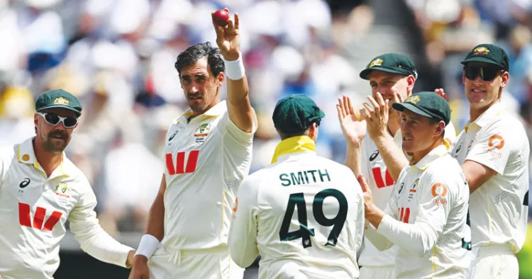 ഓസീസ് പേസര്‍ മിച്ചല്‍ സ്റ്റാര്‍ക് സഹതാരങ്ങള്‍ക്കൊപ്പം വിക്കറ്റ് നേട്ടം ആഘോഷിക്കുന്നു