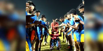 സൈന് കണ്ണൂര്‍ വാരിയേഴ്സ് താരങ്ങള്‍ ഗാര്‍ഡ് ഓഫ്
ഓണര്‍ നല്‍കുന്നു.