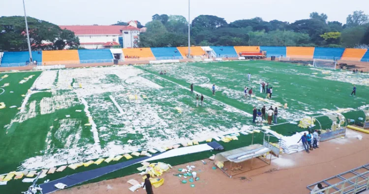 സൂപ്പര്‍ ലീഗ് കേരള ഫുട്‌ബോളില്‍ ഇന്ന് നടക്കുന്ന തൃശൂര്‍ മാജിക് എഫ്‌സി-മലപ്പുറം എഫ്‌സി പോരാട്ടത്തിനായി തൃശൂര്‍ കോര്‍പ്പറേഷന്‍ സ്റ്റേഡിയം അവസാനവട്ട മിനുക്കു പണിയില്‍