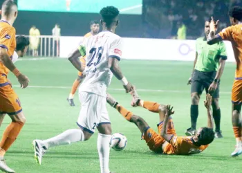 തൃശൂര്‍ കോര്‍പറേഷന്‍ സ്റ്റേഡിയത്തില്‍ നടന്ന സൂപ്പര്‍ ലീഗ് ഫുട്‌ബോളില്‍ തൃശൂര്‍ മാജിക് എഫ്‌സിയും കാലിക്കറ്റ് ഫുട്ബാള്‍ ക്ലബും ഏറ്റുമുട്ടുന്നു.