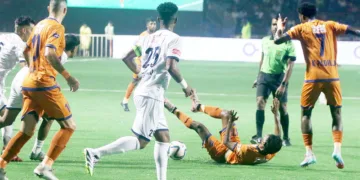 തൃശൂര്‍ കോര്‍പറേഷന്‍ സ്റ്റേഡിയത്തില്‍ നടന്ന സൂപ്പര്‍ ലീഗ് ഫുട്‌ബോളില്‍ തൃശൂര്‍ മാജിക് എഫ്‌സിയും കാലിക്കറ്റ് ഫുട്ബാള്‍ ക്ലബും ഏറ്റുമുട്ടുന്നു.