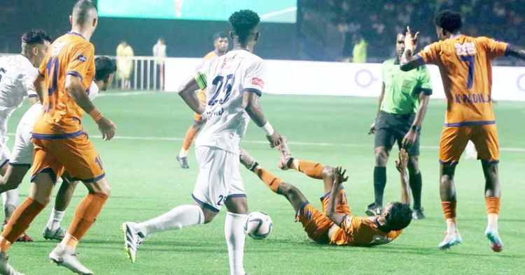 തൃശൂര്‍ കോര്‍പറേഷന്‍ സ്റ്റേഡിയത്തില്‍ നടന്ന സൂപ്പര്‍ ലീഗ് ഫുട്‌ബോളില്‍ തൃശൂര്‍ മാജിക് എഫ്‌സിയും കാലിക്കറ്റ് ഫുട്ബാള്‍ ക്ലബും ഏറ്റുമുട്ടുന്നു.