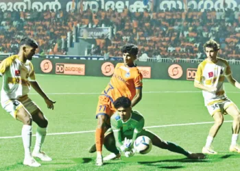 തൃശൂര്‍ മാജിക് എഫ്‌സിയുടെ നവീന്‍കൃഷ്ണയുടെ ഗോള്‍ ശ്രമം തടയുന്ന ഫോഴ്‌സ കൊച്ചി ഗോളി ജെയ്മി ജോയ്