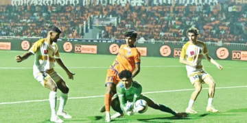 തൃശൂര്‍ മാജിക് എഫ്‌സിയുടെ നവീന്‍കൃഷ്ണയുടെ ഗോള്‍ ശ്രമം തടയുന്ന ഫോഴ്‌സ കൊച്ചി ഗോളി ജെയ്മി ജോയ്