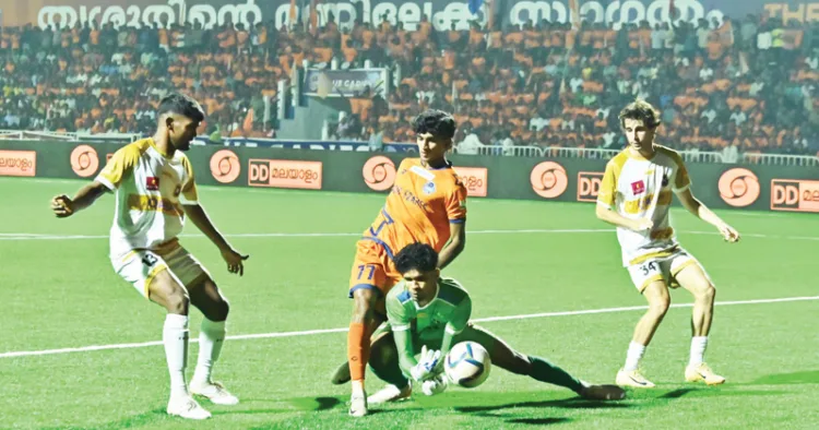 തൃശൂര്‍ മാജിക് എഫ്‌സിയുടെ നവീന്‍കൃഷ്ണയുടെ ഗോള്‍ ശ്രമം തടയുന്ന ഫോഴ്‌സ കൊച്ചി ഗോളി ജെയ്മി ജോയ്