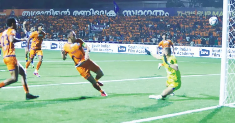 സൂപ്പര്‍ ലീഗ് കേരളയില്‍ തൃശൂര്‍ മാജിക്-തിരുവനന്തപുരം കൊമ്പന്‍സ് പോരാട്ടത്തില്‍ നിന്ന്