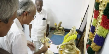 തിരുവിതാംകൂര്‍ ദേവസ്വം പ്രസിഡന്റായി സത്യപ്രതിജ്ഞ ചെയ്തശേഷം ഔദ്യോഗിക റൂമിലെത്തി അയ്യപ്പ വിഹ്രത്തിന് മുന്നില്‍ കെ. ജയകുമാര്‍ നിലവിളക്ക് തെളിയിക്കുന്നു. ദേവസ്വംബോര്‍ഡ് അംഗം കെ. രാജു സമീപം